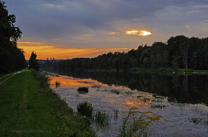 Donauufer mit Sonnenuntergang
